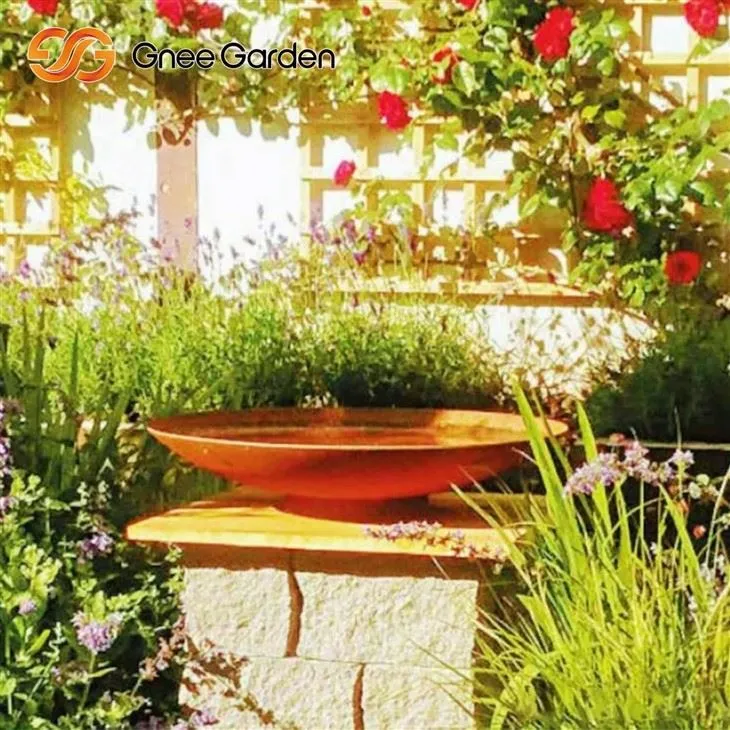 „Corten“ plieno ugnies duobė su dviguba grotele