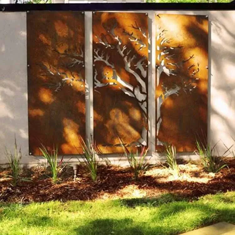 Namų sodo lazeriu pjaustytos tvoros plokštės lauke