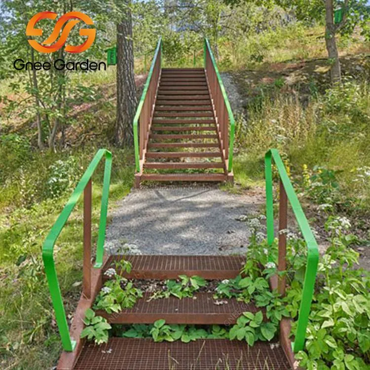 Surūdiję, plieniniai sodo laiptai